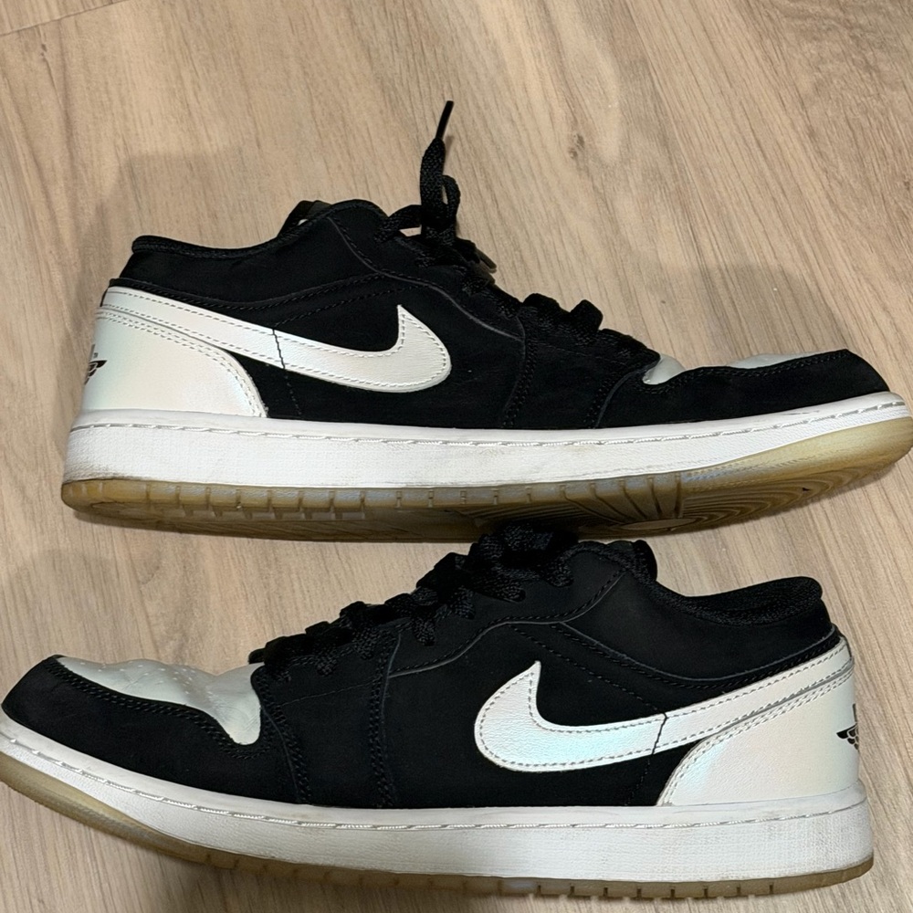 Nike Men's Black and White Low-Top Sneakers